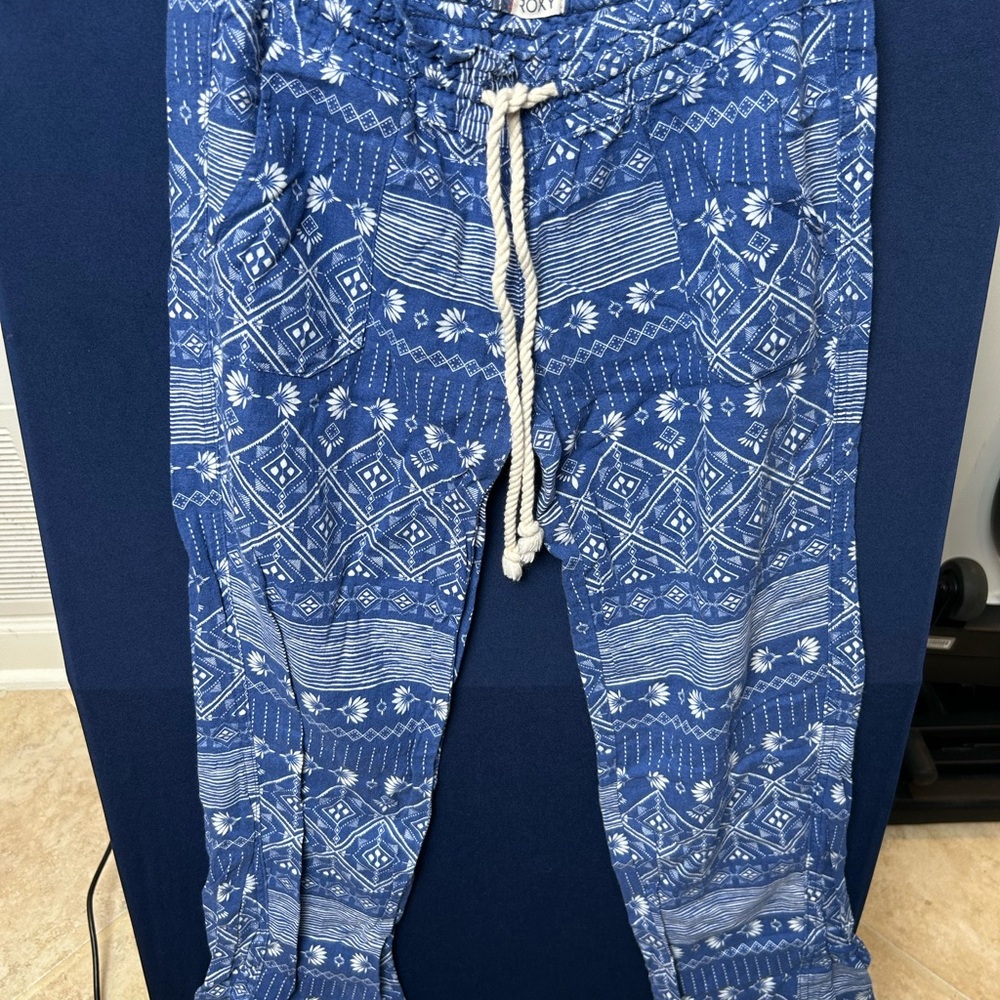 Roxy Women's Pants‎ Color Blue & White Patterned Drawstring Pants Size Small